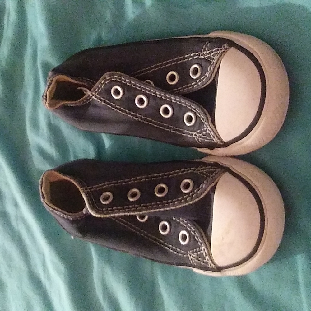 Blue low top Converse size 7 toddler